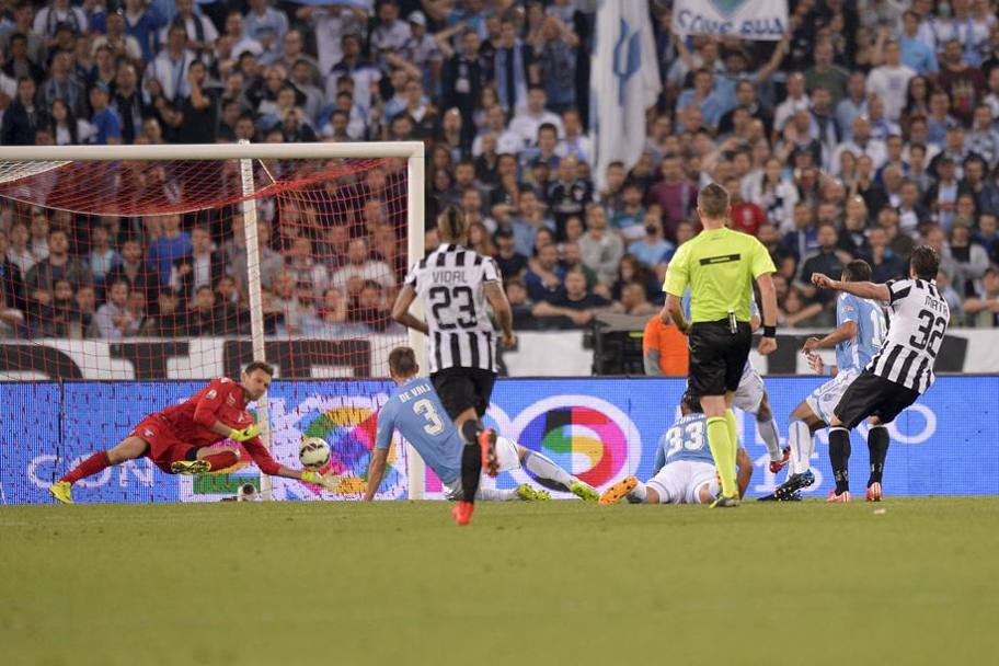Il gol decisivo arriva al settimo minuto supplementare: Matri approfitta della corta respita della difesa della Lazio e batte un incerto Berisha. La Presse